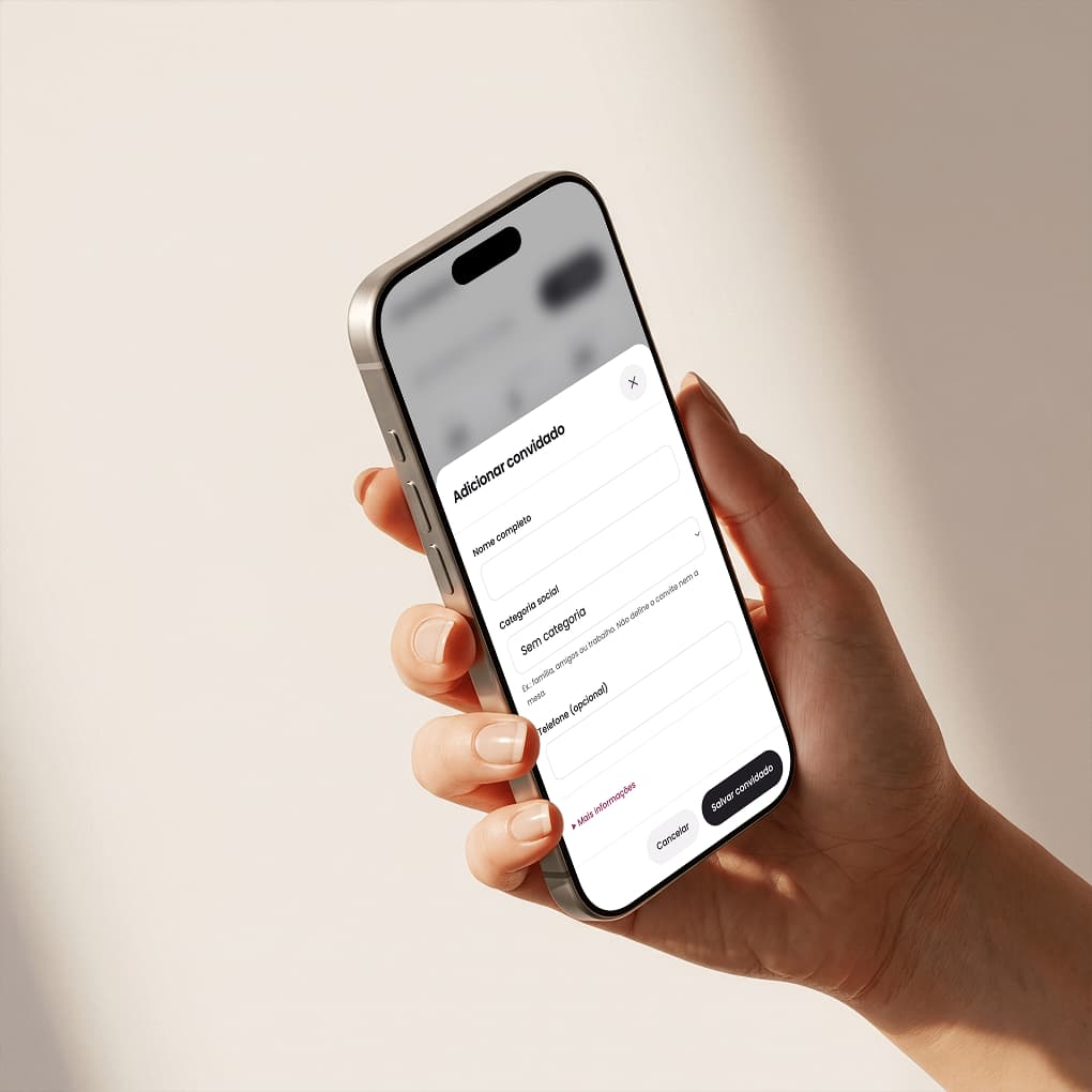 Pessoa adicionando um convidado no Caszei pelo celular